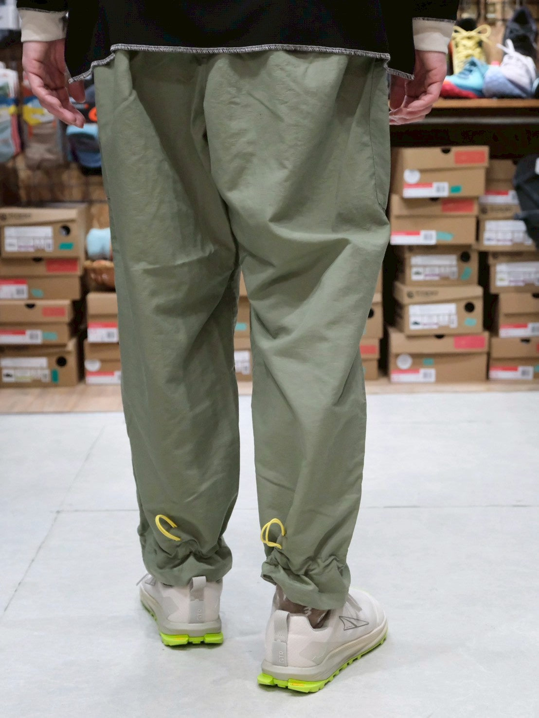 オテンバパンツ2026（ワイドで裾が絞れる中厚手のパンツ）【SANKAKU STAND × AXESQUIN】