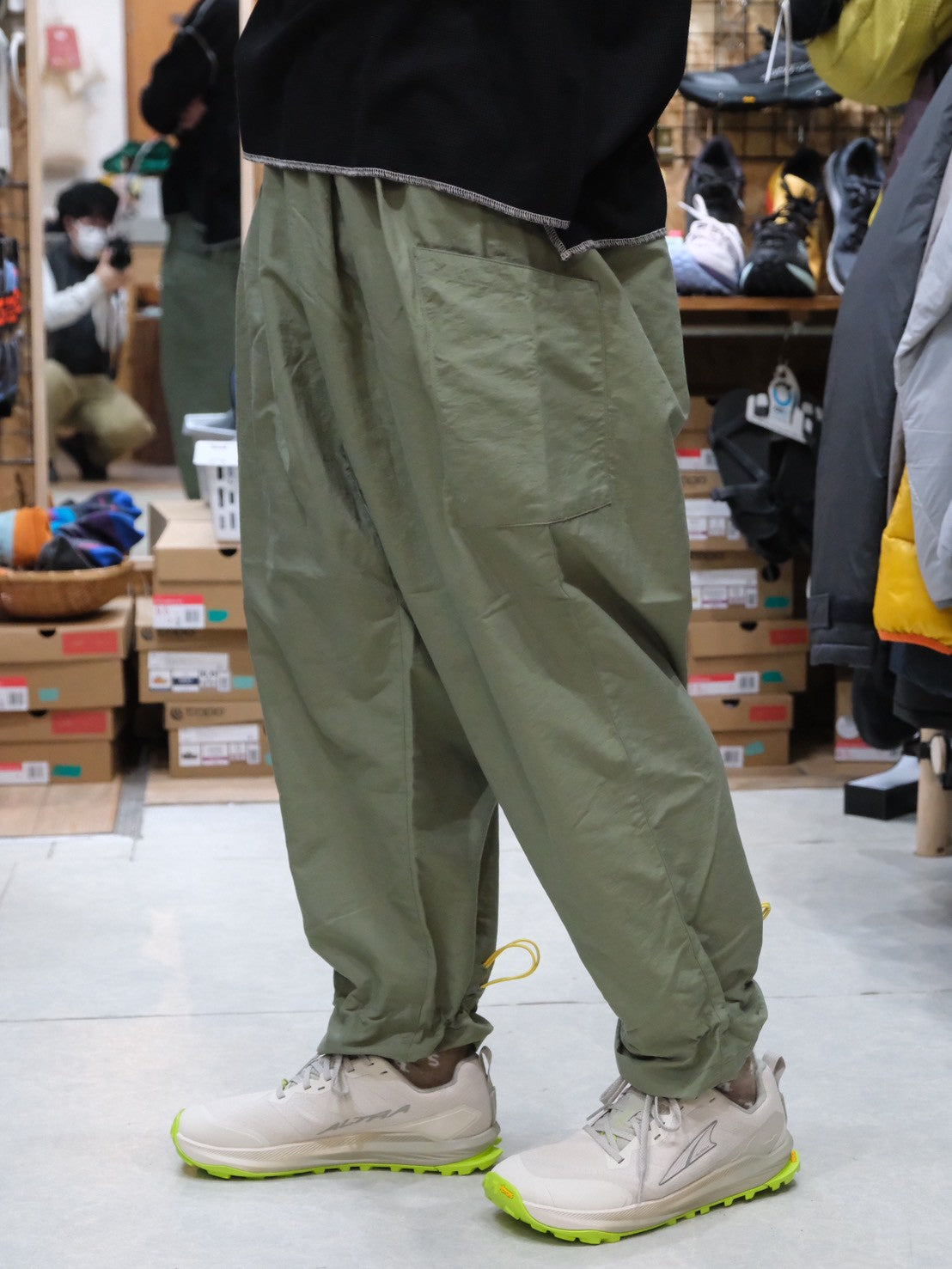 オテンバパンツ2026（ワイドで裾が絞れる中厚手のパンツ）【SANKAKU STAND × AXESQUIN】