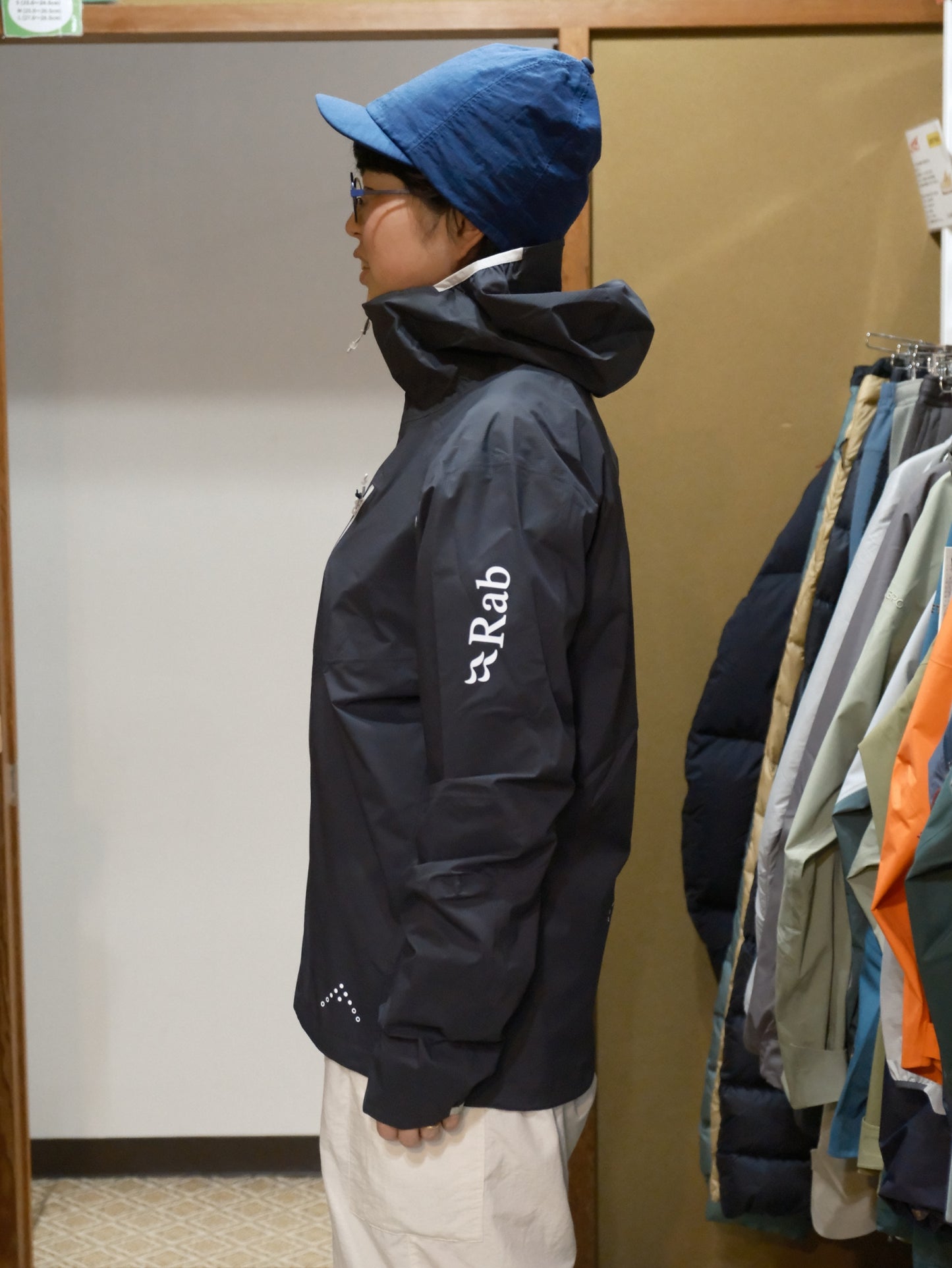 Downpour Trail Light Jacket（高耐久・高コスパの雨具）【Rab】