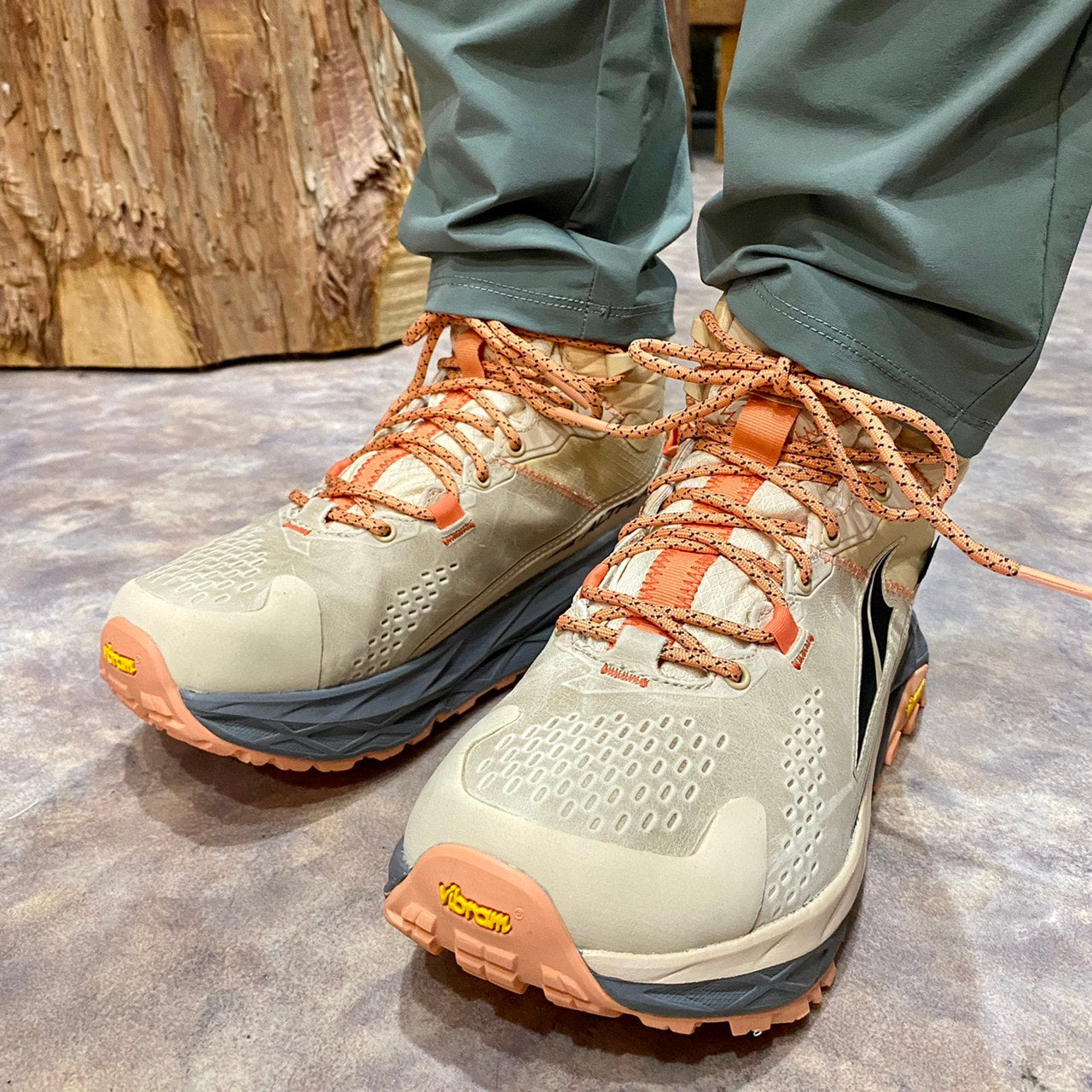 OLYMPUS 5 HIKE MID GTX W'S （完全防水でゼロドロップのミドルカットシューズ）【ALTRA】